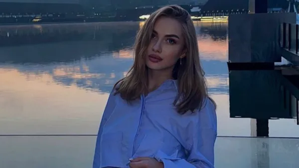 Зухвала кохана захисника Руху похизувалась пишним бюстом під час засмагання – вражає сміливістю