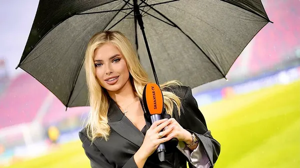 Элегантность на фоне истории: несравненной красоты Савина прогулялась по улицам Львова