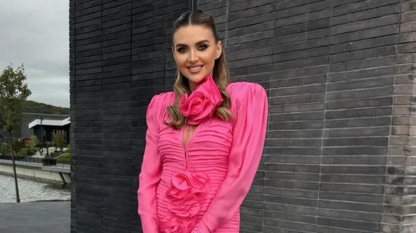 Обраниця гравця Карпат показала фігуру в дуже відвертій сукні – випнула груди та показала ніжки