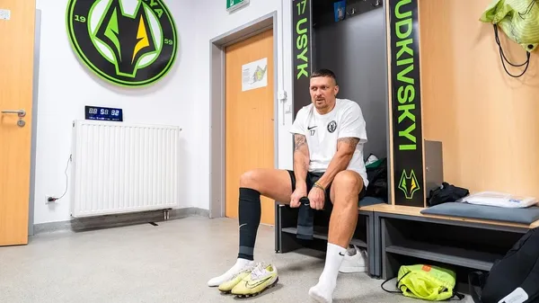 "Я непогано грав": Усик сказав, на якого футболіста схожий – легенда Мілана здивувався б