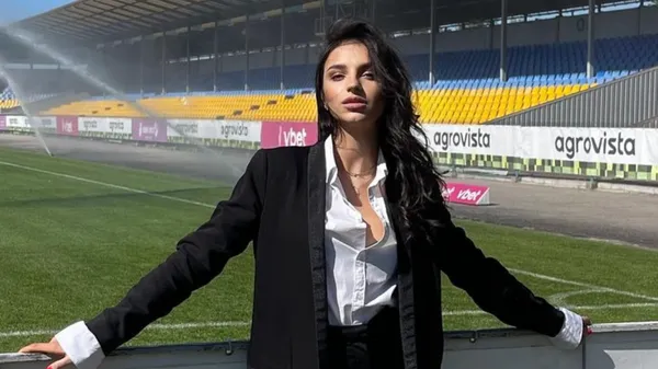 Розкішна ведуча УПЛ у міні-сукні показала те, від чого важко відвести очі – справила фурор