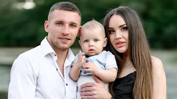 "Сімейка Адамс": Кирюханцев насолоджується часом з найріднішими – природа, ігри та поцілунки