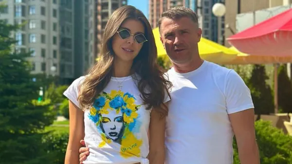 Неймовірна обраниця Реброва вабить сталевим пресом, поки чоловік готує команду до матчу в Празі