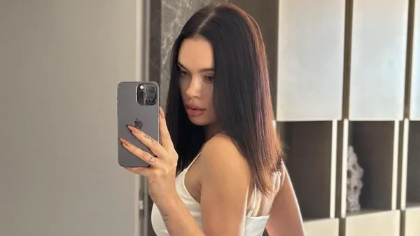 Колишня дружина Кравця показала оголений животик – шик і впевненість у кожному кадрі