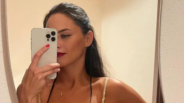 У привабливій сукні з розрізом: красива українська каратистка сяє від хорошого дня – любуйтесь