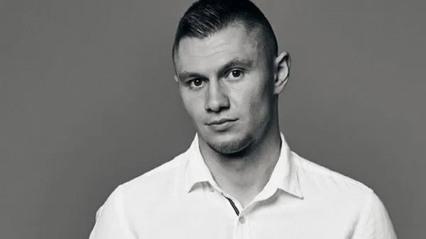 Зубков после разлуки набросился на своих девушек – страстные объятия и поцелуй