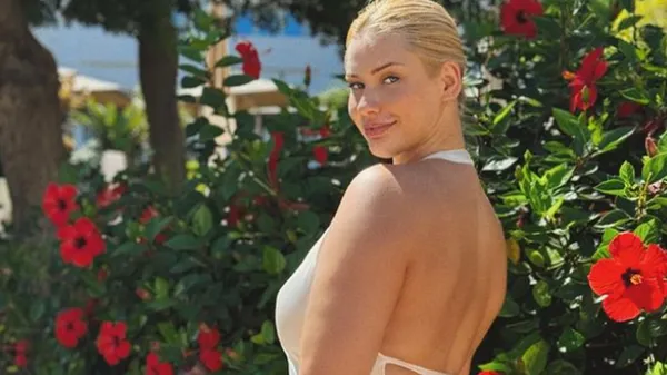 Зубкова манит выдающимися формами и заинтриговала большим букетом цветов – дама вернулась в Киев