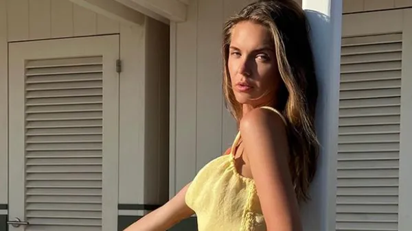 Гламурна дівчина Коваленка вражає італійців запаморочливими ніжками у короткій сукні – грайливо