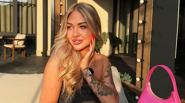 Ситникова у надкороткій сукні зухвало присіла перед камерою – любить вражати