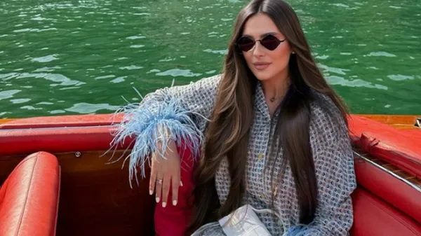 Партнерка українського футболіста захопила привабливими формами у прозорій сукні – очі не відвести