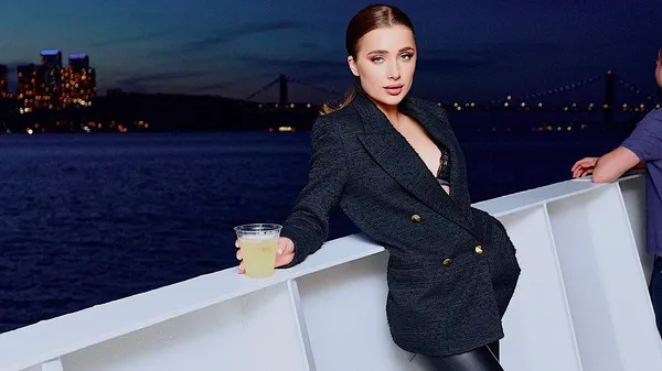 Бывшая пассия Костышина игриво задирает ножки в мини-платье – бесстыдный ракурс из дорогого авто