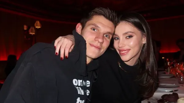 Стильне селфі від майбутніх батьків: Біловар позує із ефектною дочкою Суркіса – вишукана пара