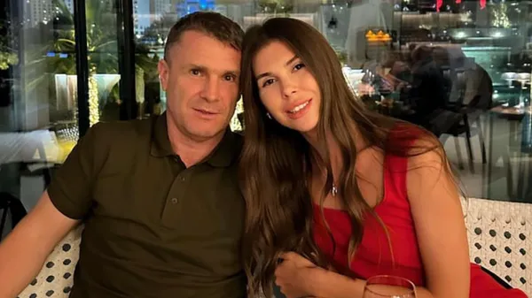 Дружина Реброва в обтислому вбранні посвітила струнким пресом та ніжками – чоловік оцінив