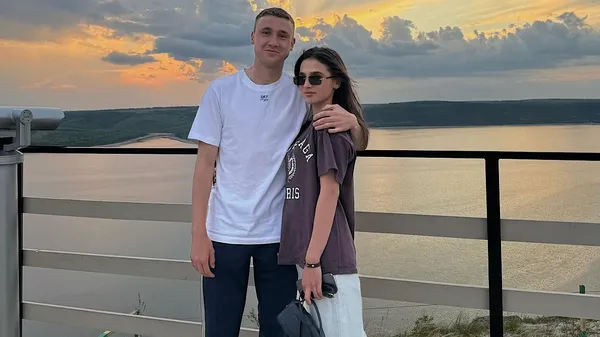 Надзвичайна красуня Ваната диктує стиль, поки гравець тримає стосунки в таємниці