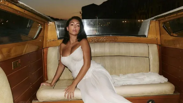 Совершенная возлюбленная Роналду для модного ивента выбрала привлекательный наряд – затмила публику