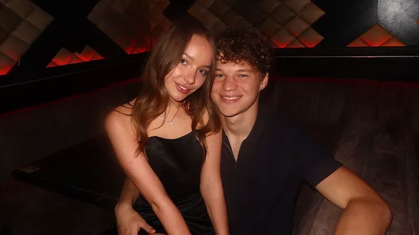 Прогулка по вечернему Киеву: защитник Динамо охраняет свою жену – юная модель