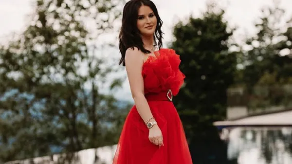 Елегантна партнерка зірки Косова захопила появою в розкішній сукні – зачарувала фанів красою