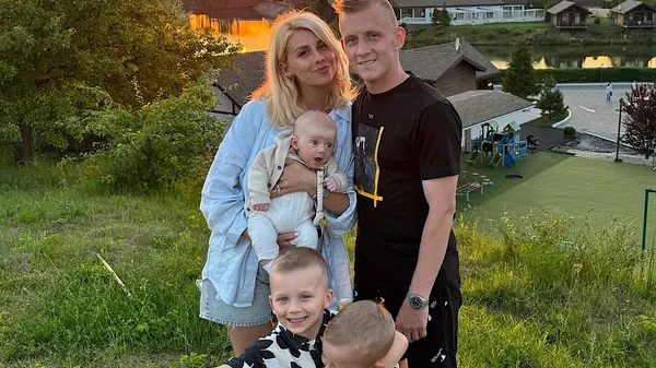 "Любимый": романтичный Петряк в объятиях непревзойденной жены – их глаза сияют