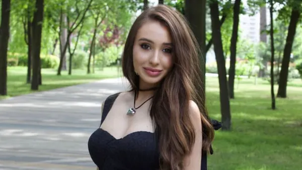 Оголена та зваблива: любка гравця Кривбасу показала свої ніжки – казкові фото на березі океану