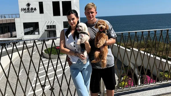 "Щиро не розуміє": пес Данченка приносить іграшки, але залишається без уваги – кадри від дружини