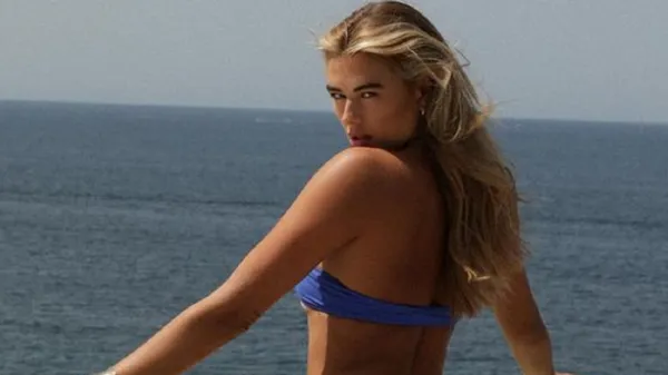 Зухвала колишня зірки Ман Сіті підриває мережу елегантним образом – соковиті перса ледь прикрила