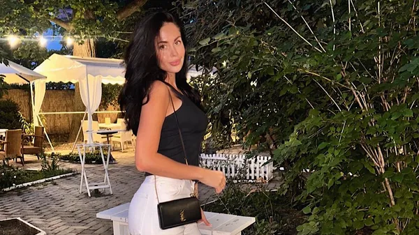 Новоиспеченная жена Лунева собирает комплименты – она бросила бизнес в Александрии ради вингера