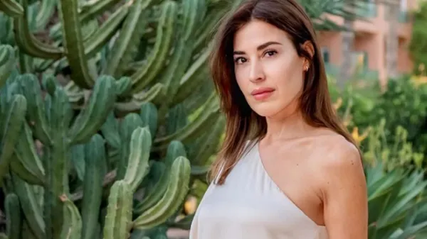 Гламурная жена Хави очаровала подтянутой фигурой в эффектном наряде – растапливает сердца