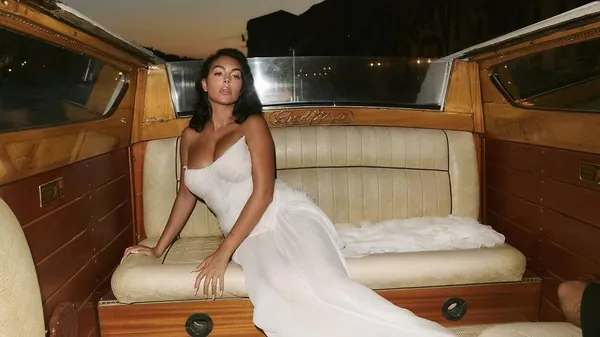 Джорджина сколихнула мережу ефектними луками: білявка із соковитим декольте