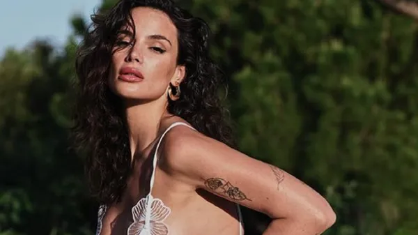 Розкішна дочка легенди Челсі у стильному образі засвітила красу струнких форм – Париж біля її ніг