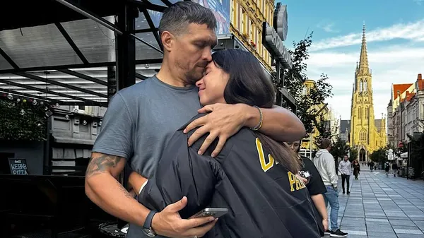 Милі кадри від дружини Усика: чемпіон бавиться з найменшою своєю копією – навколо безлад з іграшок