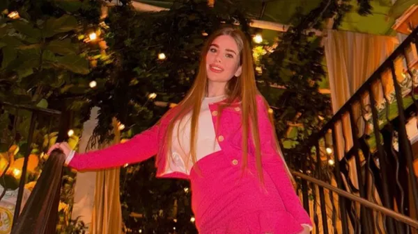 Роскошная избранница Забарного поразила стильным селфи из элитного авто – эффектная блондинка