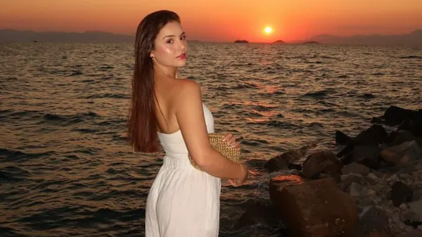 Гарячий вечір на Ібіці: кохана гравця Лідса показала оголені ніжки та насолодилася часом з коханим