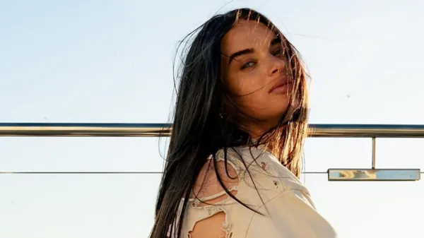 Розкішна дружина Усика показала оголений бюст і дражнить боксера з басейну – гарячий момент