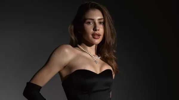 Чарівна обраниця Твардовського влаштувала звабливі танці посеред квартири – чоловік любується