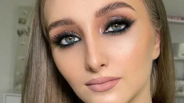 Сонячні дні перед дощами: дружина Миколенка незмінно розкішна – її охороняє дуже суворий компаньйон