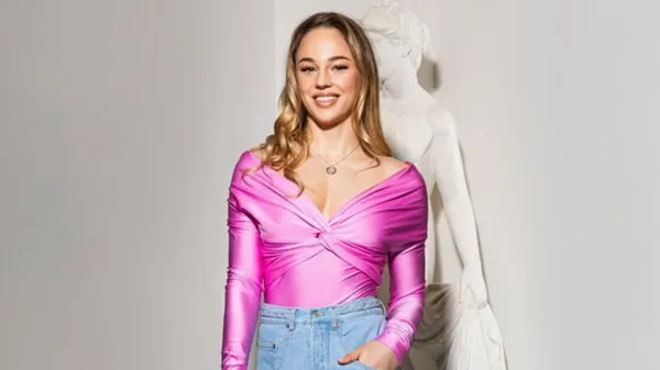 Открытые плечи и обольстительный взгляд: Билодид сияет уверенностью в раскованном образе – впечатляет