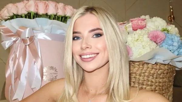 Любимица многих: Савина кокетливо позирует с кофе – идеальность в каждой детали