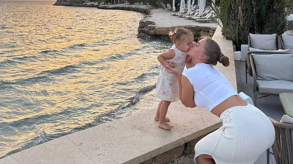 Судакова з дочкою чілить в Греції, хизуючись власними формами – Георгій має прибути в збірну