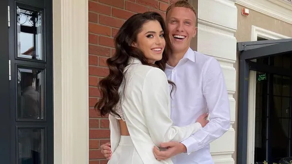 Дидык вместе с любимой обнажился посреди белого дня – жаркие объятия взбудоражили сеть