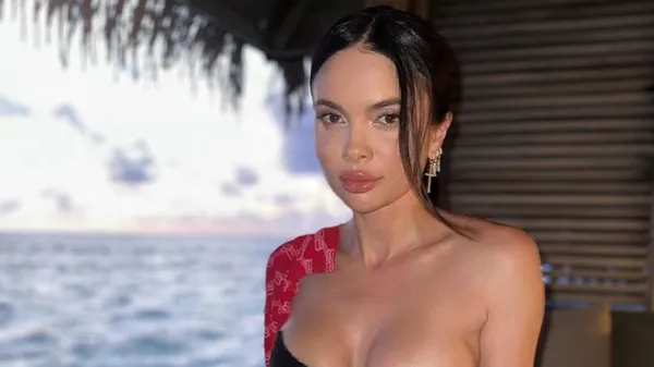 Сильно красива: колишня дружина Кравця вразила формами в облягаючій сукні – насолода для очей