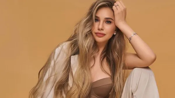 Вишукана кохана Забарного прогулялась Прагою у ніжному образі – грація перехоплює подих