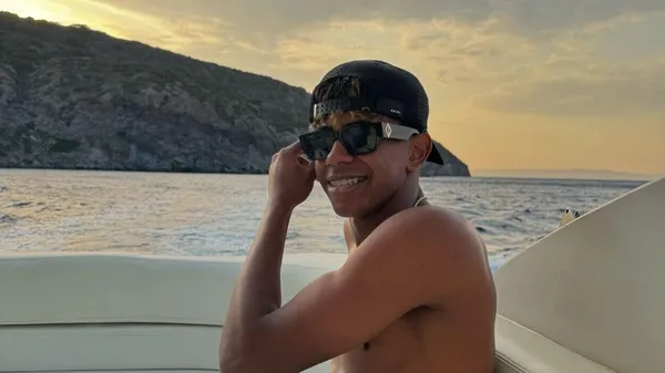 Слава і гроші – ніщо, аби вона була поруч: нове фото Ямала підкорило мережу