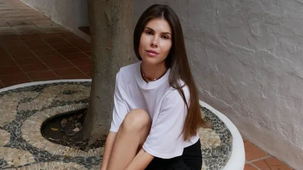 Дружина Реброва щодня вдосконалює свою струнку фігуру – одягнула крихітний топ та мініспідничку