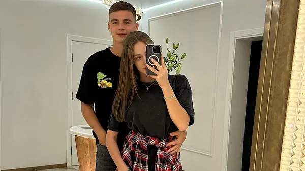 Романтична прогулянка Яцика з ефектною брюнеткою – вони міцно тримаються за руки