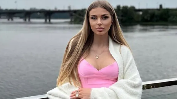 Палка муза захисника Олександрії блищить в розкішній сукні з величезними вирізами – знову феєрверк