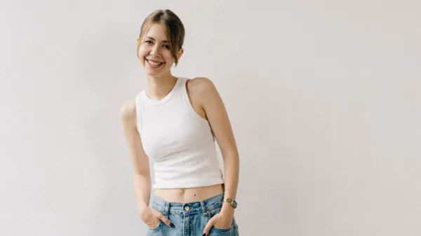 Нежная жена игрока Карпат наслаждается теплом – она в юбке с экстремальным разрезом