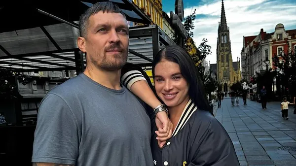 "Кохаю": Усик з обраницею насолоджуються життям – романтика в повітрі в день річниці