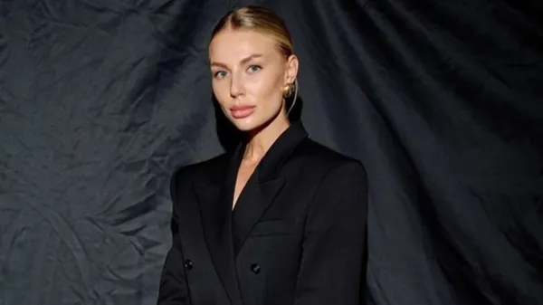 Елегантна дружина півзахисника Полісся підкорила мережу зухвалим образом – справжня ікона стилю