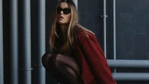 Возлюбленная звезды Динамо прогулялась по столице в стильном образе total black – прохожие ловят кайф