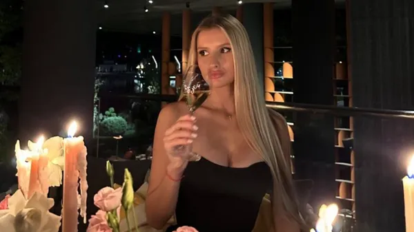 Розкішна ведуча Руху у мінісукні похизувалась довгими ніжками та пишним бюстом – вона спокусниця